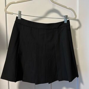 Brand New Without Tags Aritizia Sunday Best Pleated Skirt in Black size 4.